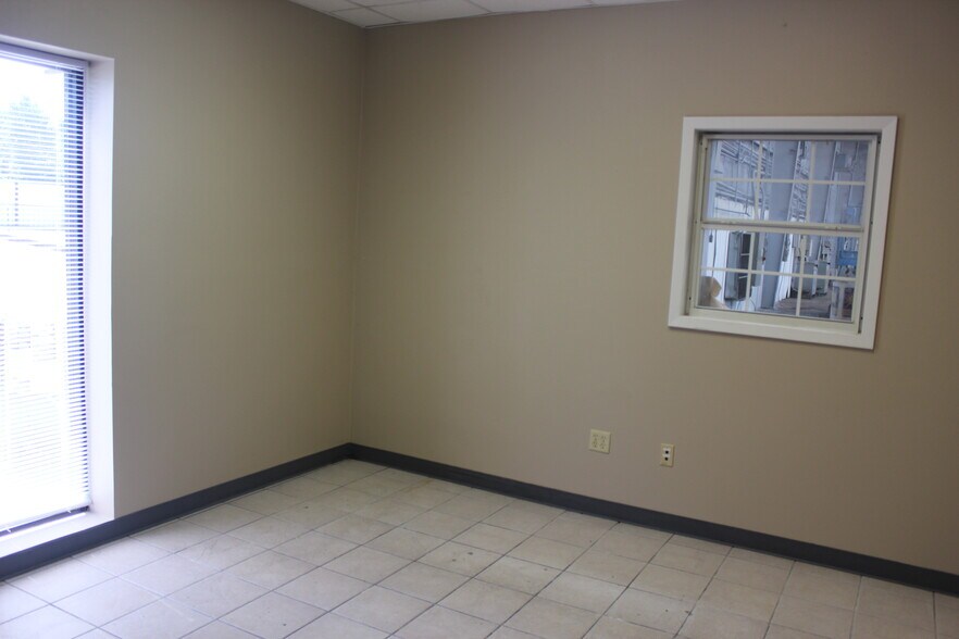 More Photos Of 11117 Mahaffey Rd, Tomball Manufacturing For Sale