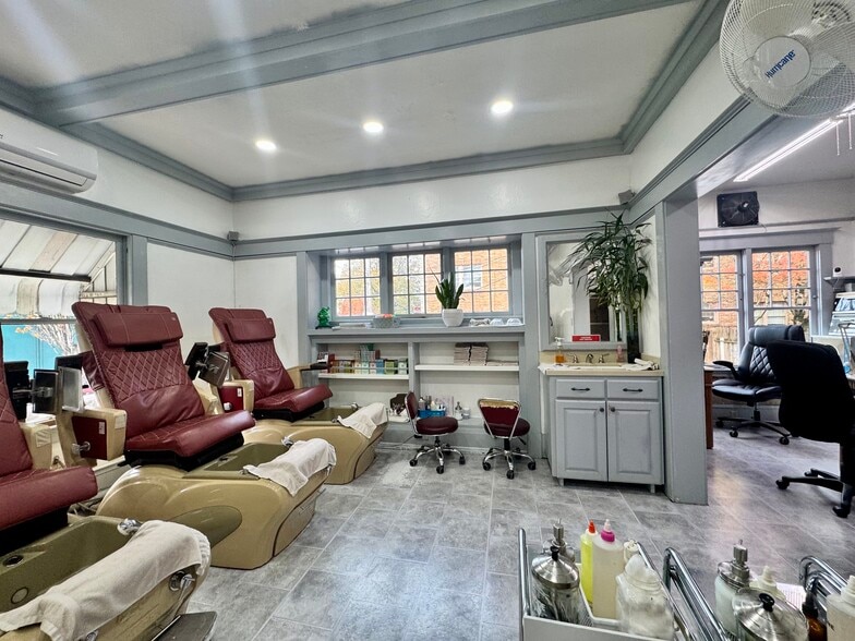 More Photos Of 1405 NE Broadway St, Portland Storefront Retail Office For Lease