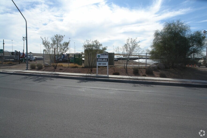 More Photos Of 723 W Silverlake Rd, Tucson Contractor Storage Yard For Lease