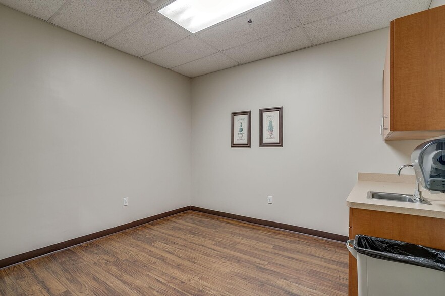 More Photos Of 1200 Crawford Ave, Granbury Medical For Lease