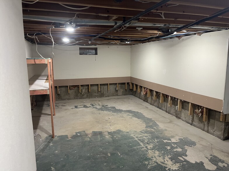 More Photos Of 4203 Beltline Hwy, Madison Showroom For Lease