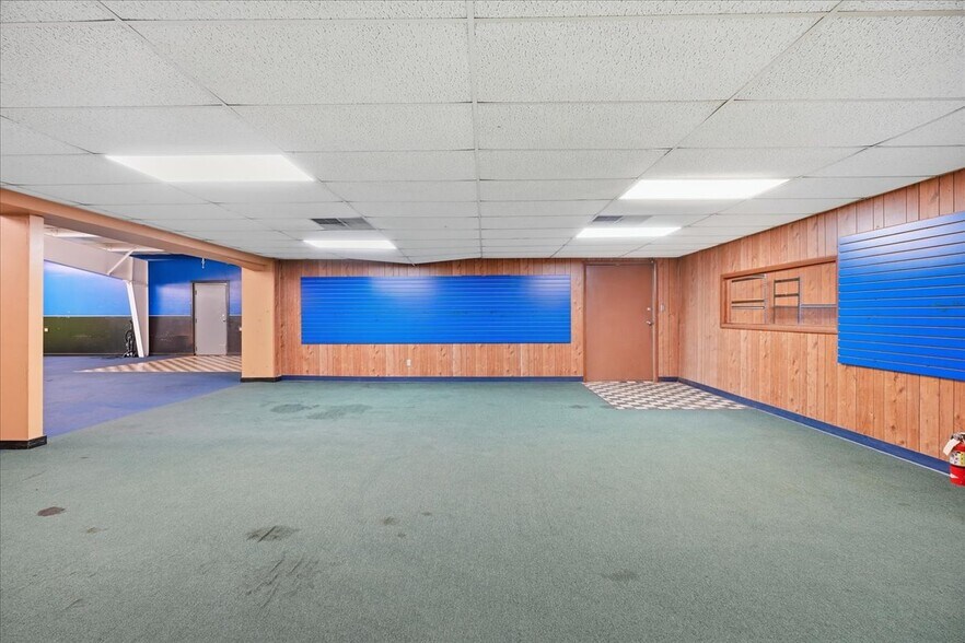 More Photos Of 3118 E Slaton Hwy, Lubbock Showroom For Sale