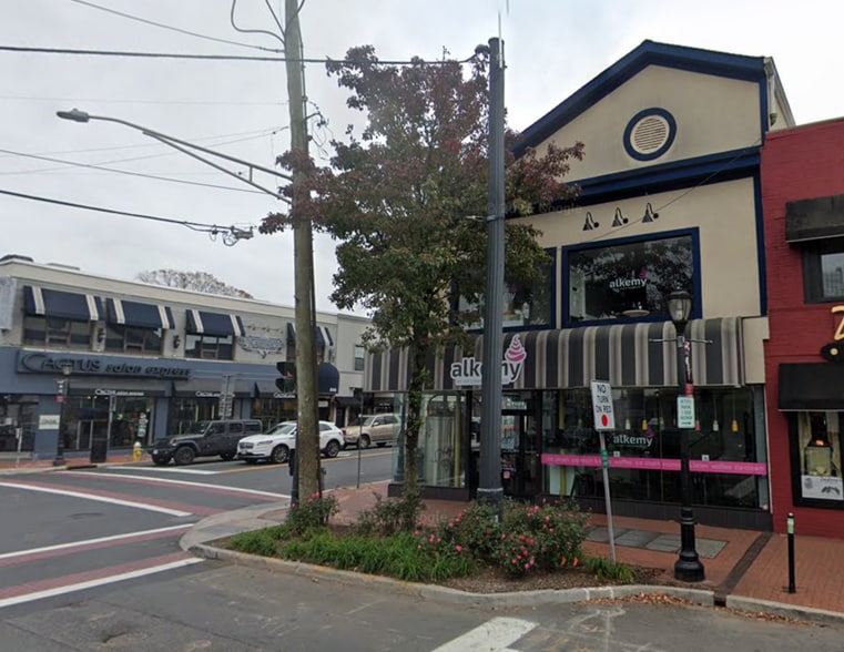 More Photos Of 260 Main St, Huntington Storefront For Lease
