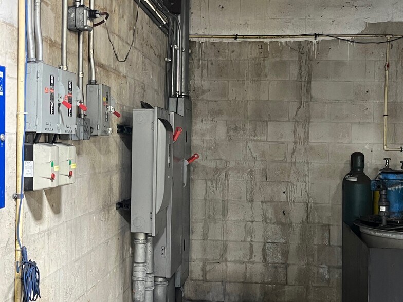 More Photos Of 5295 NW 163rd St, Miami Lakes Warehouse For Lease