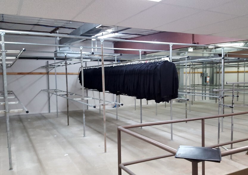 More Photos Of 8447-8475 Murphy Dr, Middleton Light Distribution For Lease