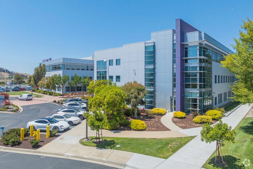 More Photos Of 7999 Gateway Blvd, Newark Unknown For Lease