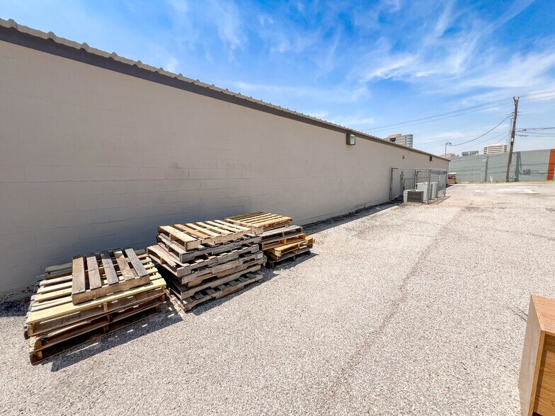 More Photos Of 311 E Illinois Ave, Midland Office For Sale