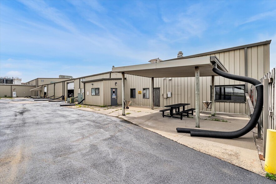 More Photos Of 202 1st St S, Kalona Manufacturing For Sale