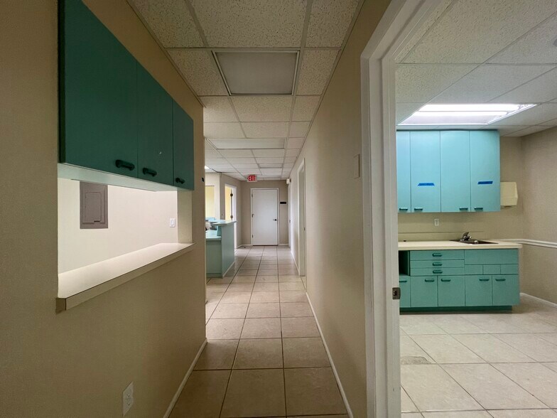 More Photos Of 2009-2025 S McCall Rd, Englewood Medical For Lease