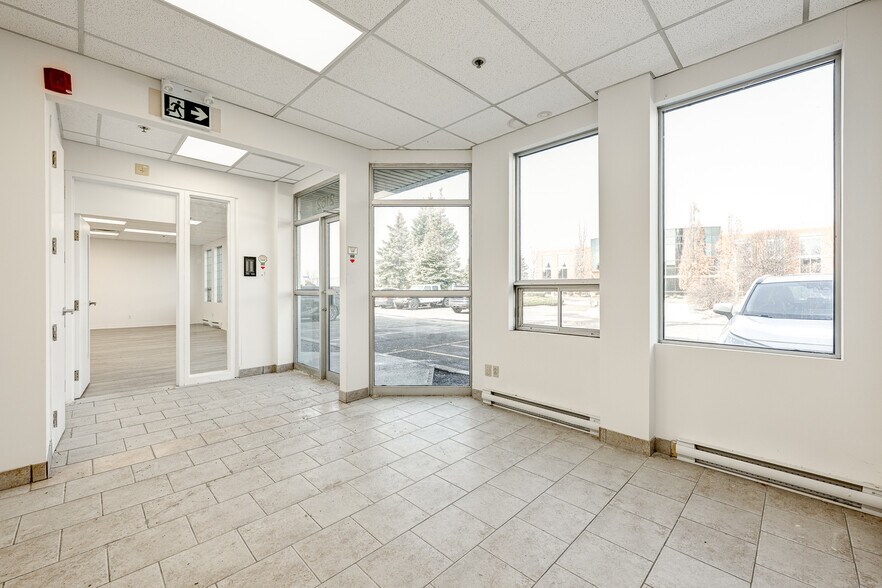 More Photos Of 2156-2168 Rue de la Province, Longueuil Light Distribution For Lease
