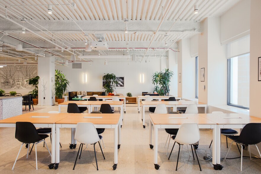 More Photos Of 222 S Riverside Plz, Chicago Coworking Space