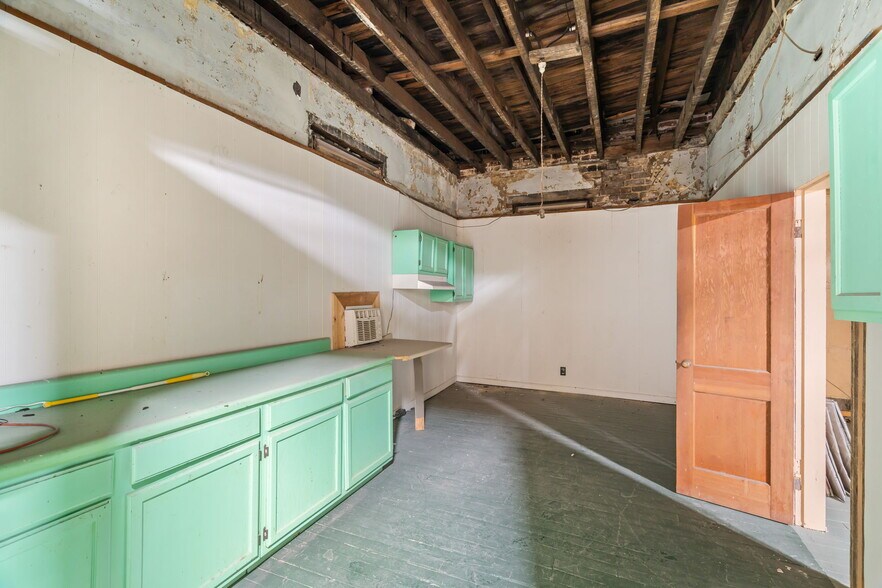 More Photos Of 824 Tennessee Ave, Etowah Storefront Retail Office For Sale