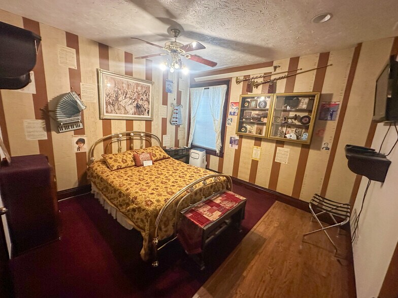 More Photos Of 211 W Kansas St, Crofton Hotel For Sale