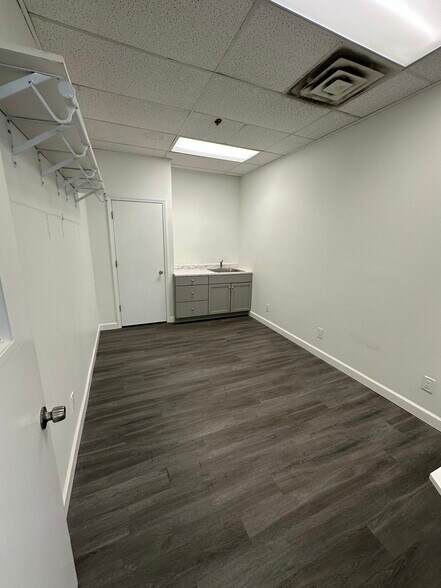More Photos Of 11921-12043 Johnson Dr, Shawnee Unknown For Lease