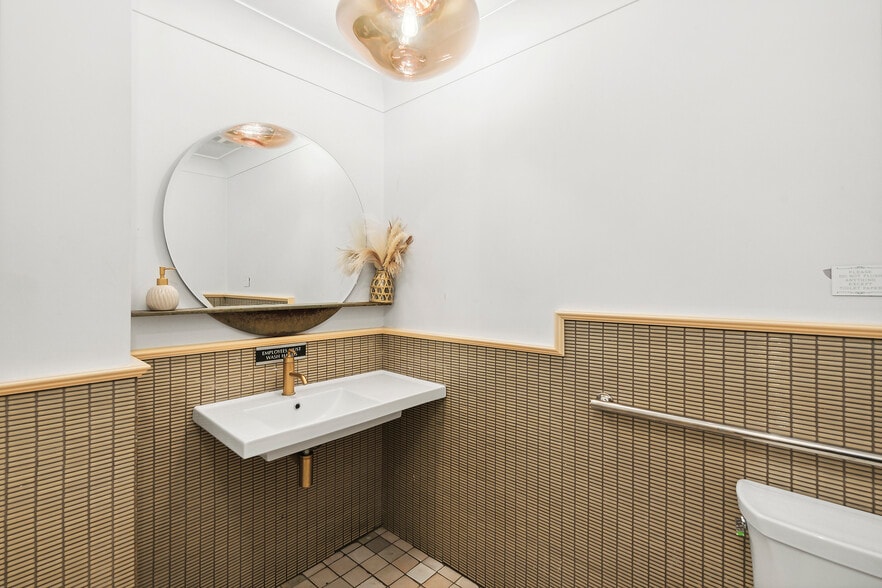 More Photos Of 4 S Elmwood Ave, Montauk Restaurant For Sale