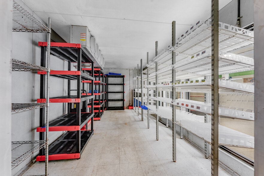 More Photos Of 154 Bridge St, Junior Restaurant For Sale