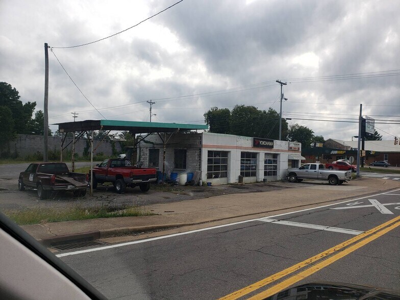 More Photos Of 208 Amhurst Place, Englewood Auto Repair For Sale