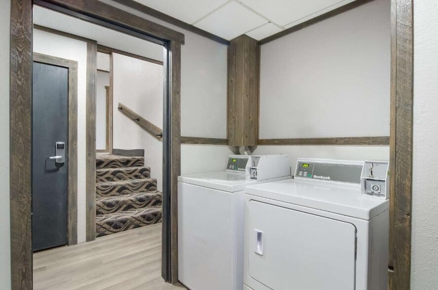 More Photos Of 2202 Delta Dr, Scottsbluff Hotel For Sale