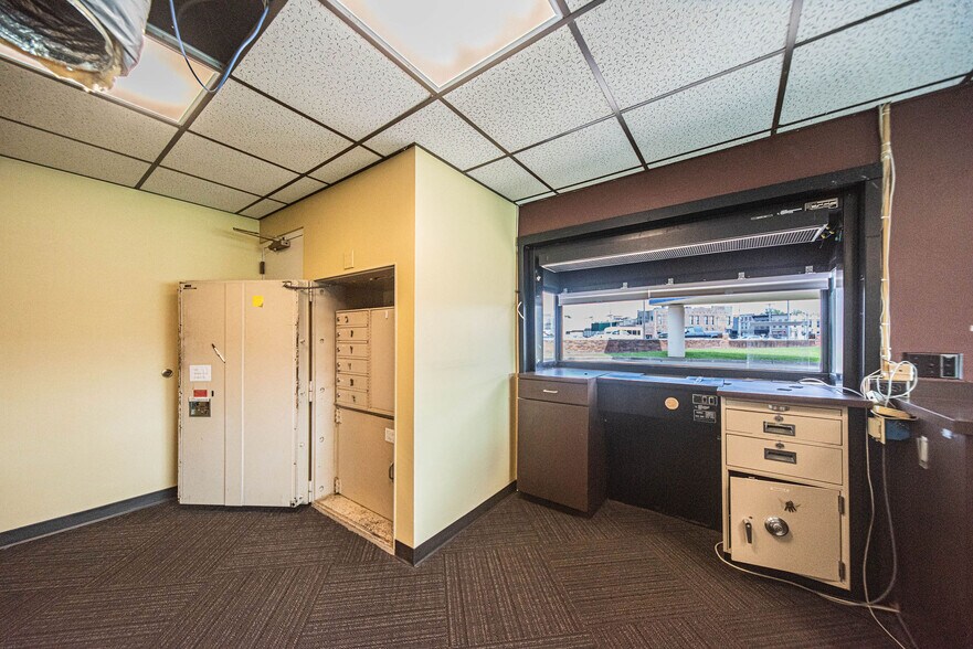 More Photos Of 325 Washington St, Paducah Bank For Lease