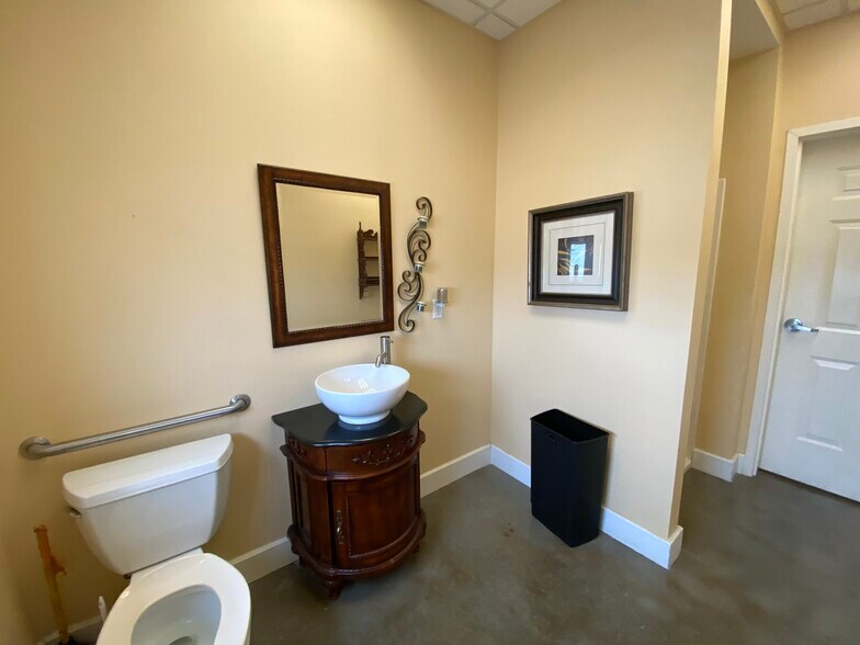 More Photos Of 2050 N 62nd Ave, Saint Petersburg Office For Lease