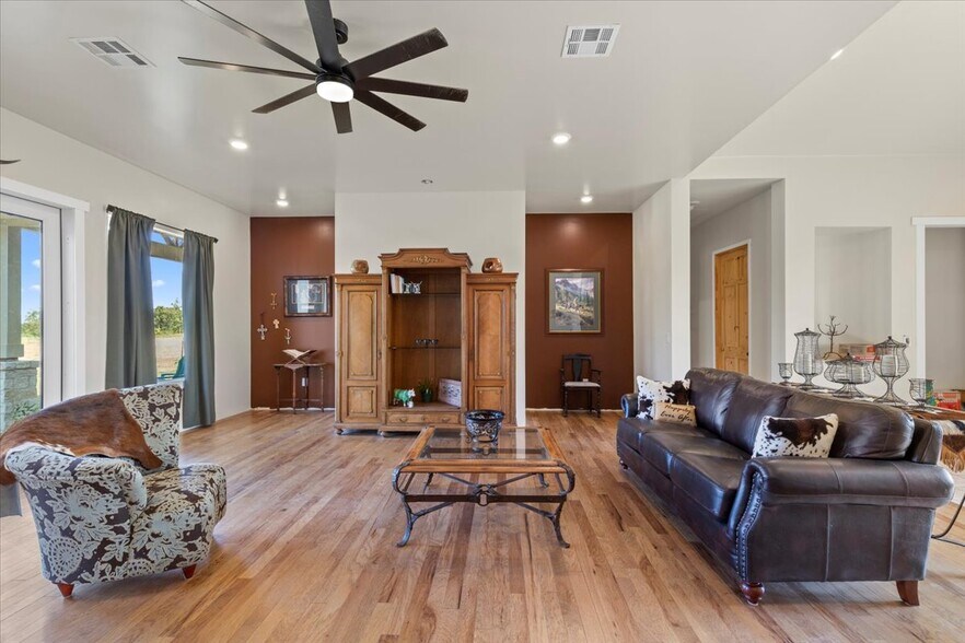 More Photos Of 16508 N Fm 973 Rd, Manor Specialty For Sale