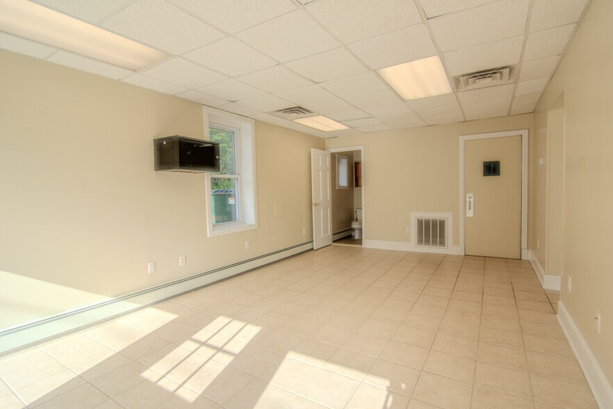 More Photos Of 188 Lake St, Liberty Freestanding For Lease