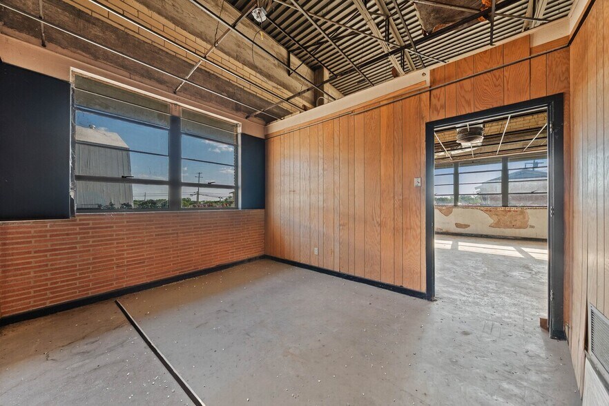More Photos Of 657 Ruby Ave, Waco Showroom For Lease