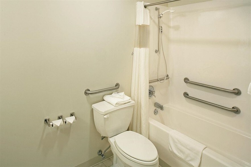 More Photos Of 711 N Center St, Shelbina Hotel For Sale