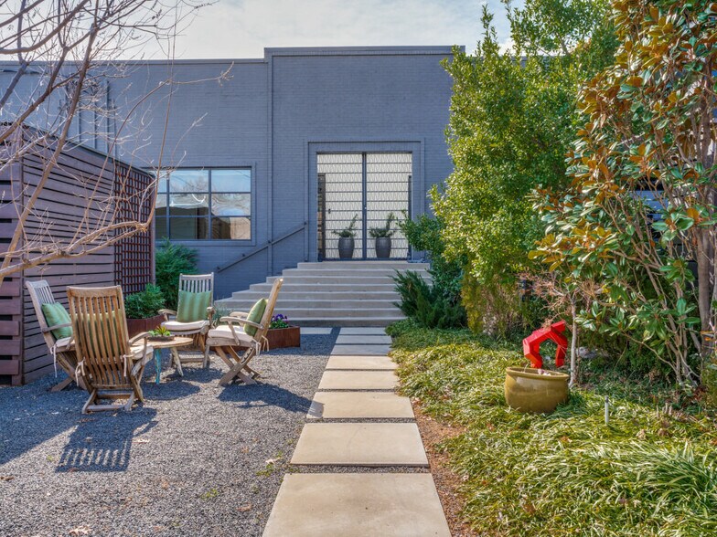 Primary Photo Of 2323 Farrington St, Dallas Warehouse For Sale