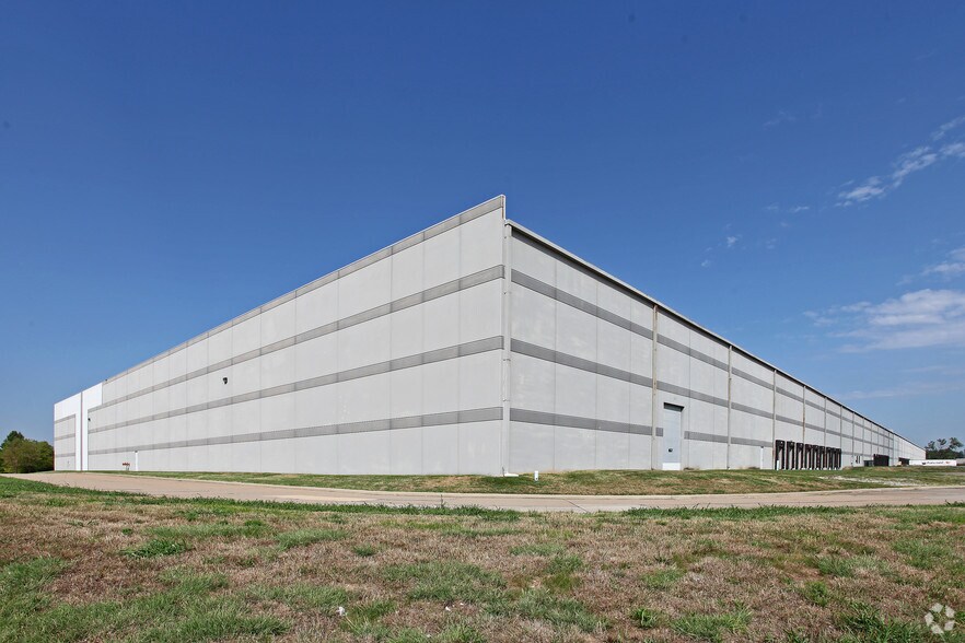 More Photos Of 13330 Lakefront Dr, Earth City Distribution For Sale