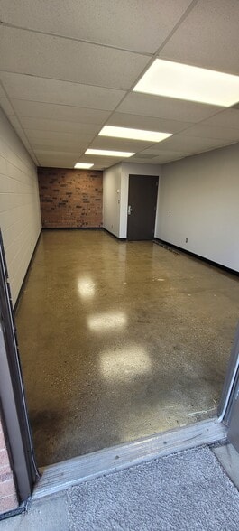 More Photos Of 1904 E Spruce St, Olathe Warehouse For Lease