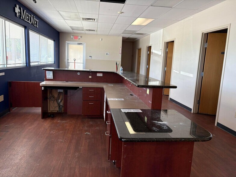 More Photos Of 5230 Renner Rd, Columbus Veterinarian Kennel For Sale