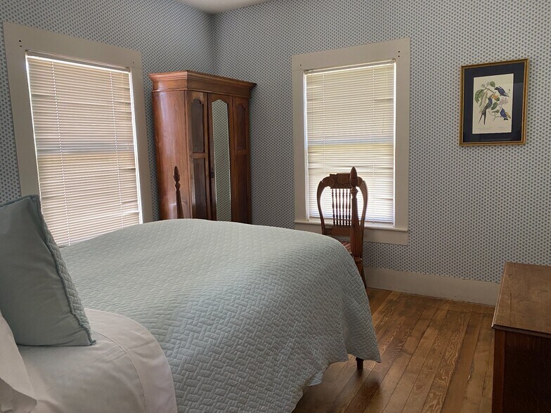 More Photos Of 205 SW Barnard St, Glen Rose Hotel For Sale