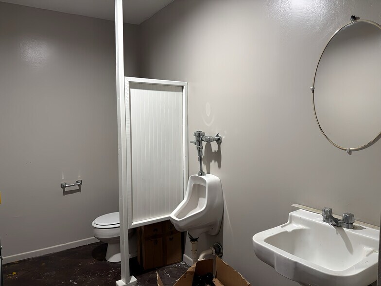 More Photos Of 1806 E 50th St, Texarkana Flex For Sale