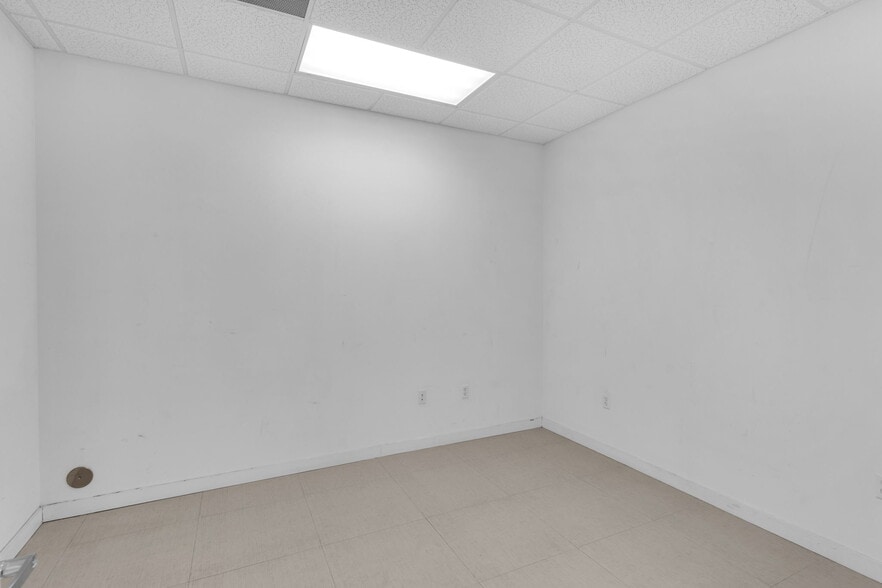 More Photos Of 7900-7930 NW 71st St, Miami Warehouse For Lease