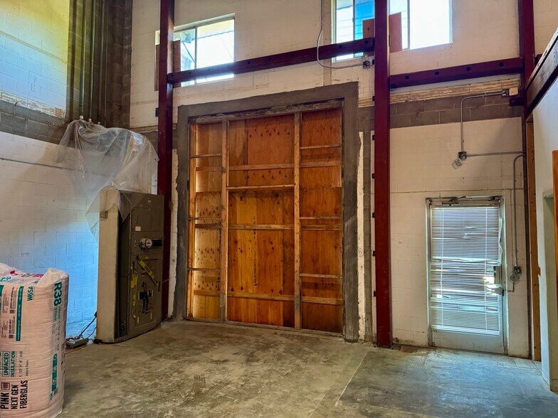 More Photos Of 305 Old County Rd, San Carlos Warehouse For Lease