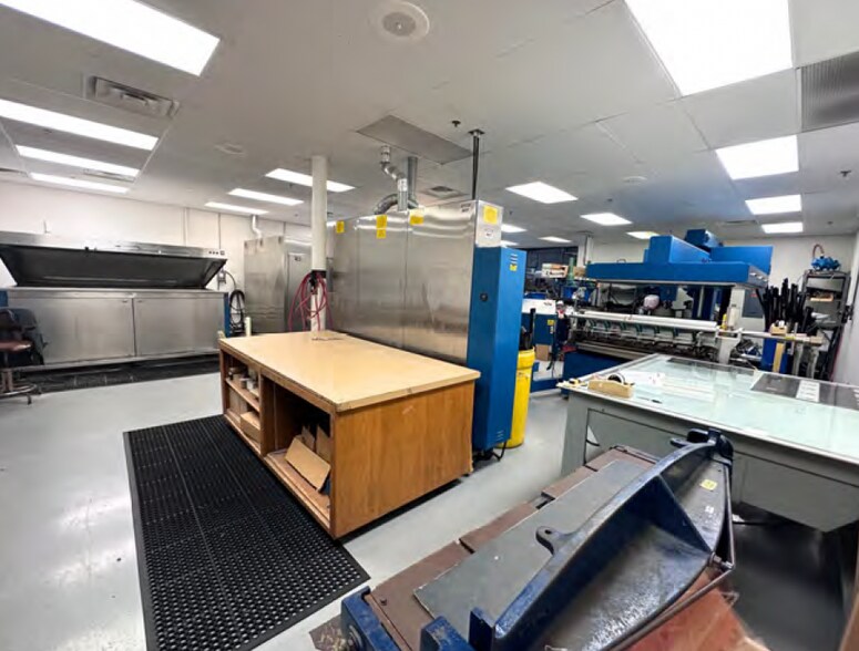 More Photos Of 909 S Perkins St, Appleton Light Manufacturing For Sale