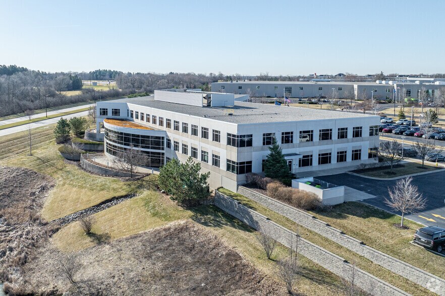 More Photos Of N86W12500 Westbrook Xing, Menomonee Falls Office For Lease