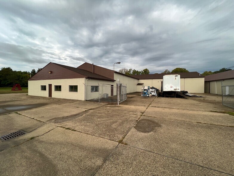 More Photos Of 1321 DuPont Rd, Parkersburg Unknown For Lease