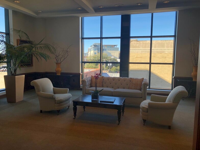 More Photos Of 211 King St, Charleston Office For Lease