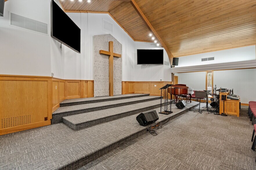 More Photos Of 6206 Lilac Dr N, Brooklyn Center Religious Facility For Sale