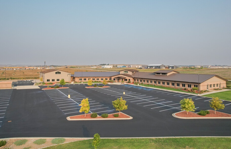 More Photos Of 10315 Camp Dr, Williston Flex For Lease