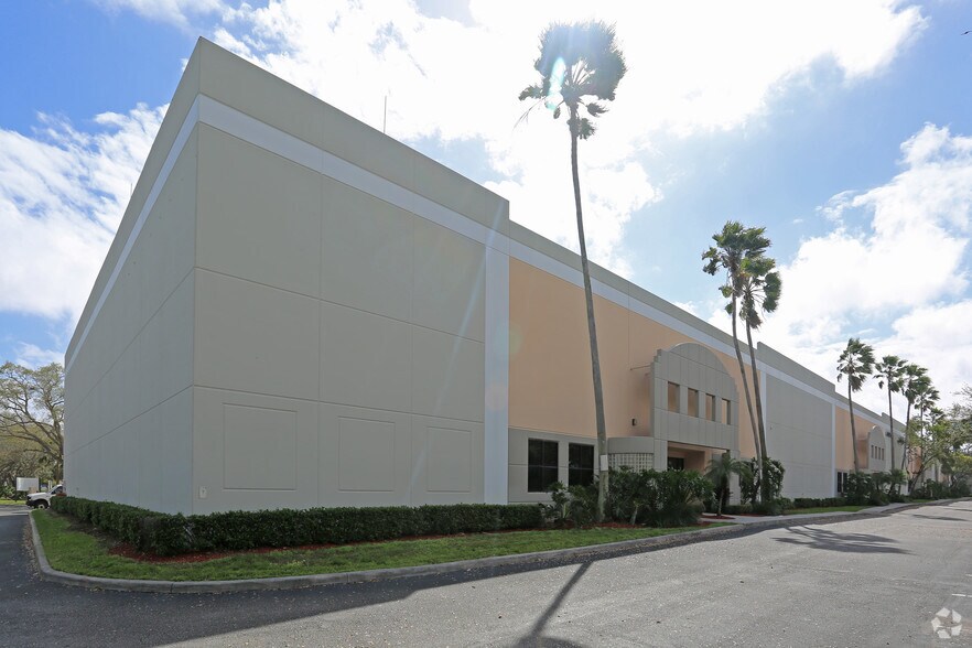 More Photos Of 3900 Fiscal Ct, Riviera Beach Warehouse For Lease
