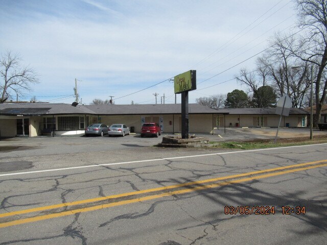 Primary Photo Of 424 Highway 65 Bus, Clinton Hotel For Sale