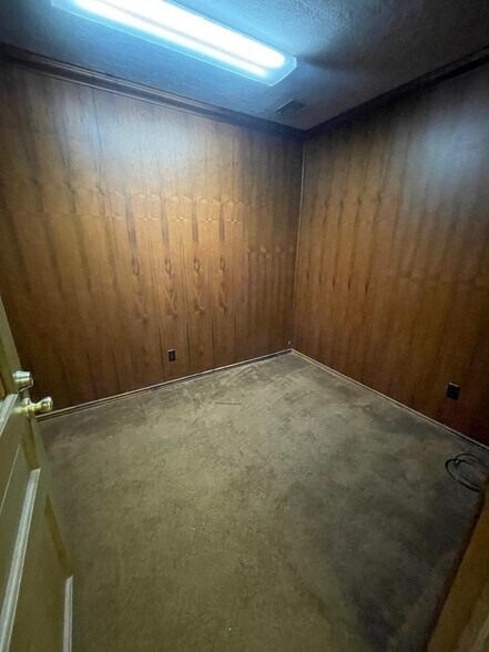 More Photos Of 1315 24th Ave SW, Norman Freestanding For Lease