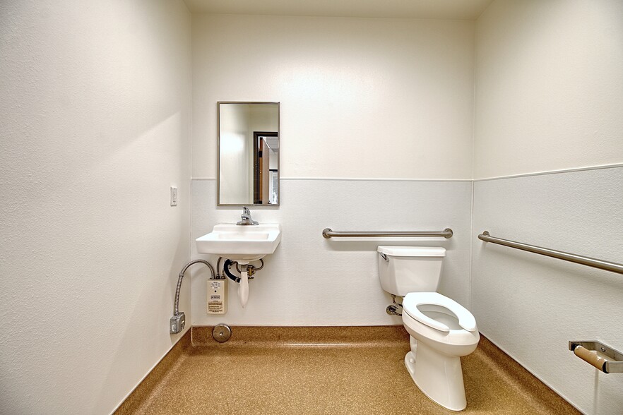More Photos Of 4564 Telephone Rd, Ventura Warehouse For Lease