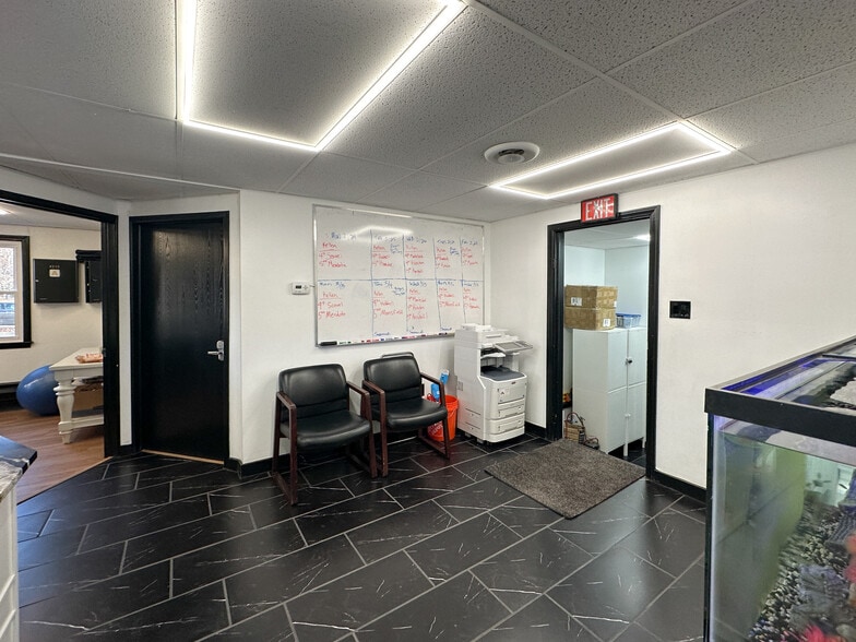 More Photos Of 305 E Maple Rd, Troy Office For Sale