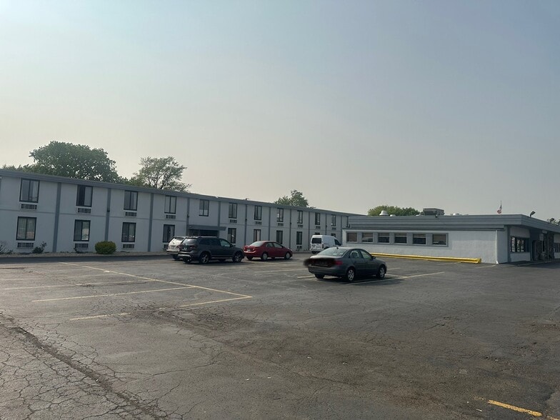 More Photos Of 2080 Mannheim Rd, Northlake Hotel For Sale
