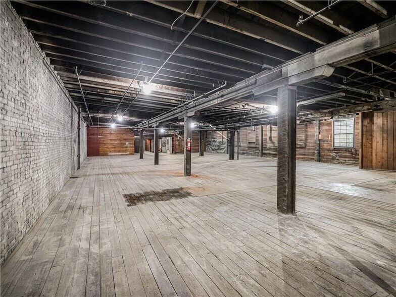More Photos Of 918 Rickenbach St, Pittsburgh Warehouse For Sale