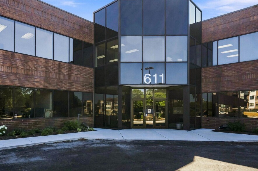 More Photos Of 601-611 N Barker Rd, Brookfield Office For Lease